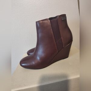 Reaction Kenneth Cole Chic Burgundy Leather Ankle Booties SZ 7.5 Used On Box